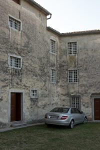 Click to enlarge: Mercedes in the Yard