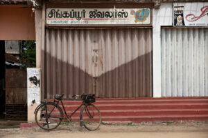 Click to enlarge: Oddaimavadi Garage 2 [f/4.5, 1/2000 sec, 50mm-e, ISO 200, Sony A700]