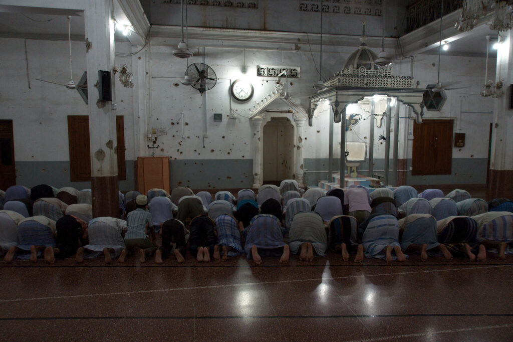 Click to enlarge: Kattankudi Mosque Massacre 1 [f/6.3, 1/30 sec, 16mm-e, ISO 1250, Sony A700]