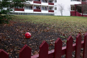 Click to enlarge: Red Ball [f/5, 1/60 sec, 22mm-e, ISO 200, Sony A700]