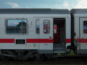Click to enlarge: DB Coach [f/2.8, 1/250 sec, 6mm-e, ISO 100, DMC-LX3]