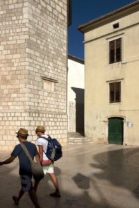Click to enlarge: Kamplin Tourists [f/10, 1/1000 sec, 16mm-e, ISO 200, Sony A700]