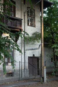 Click to enlarge: Pole And Pipes [f/7.1, 1/30 sec, 26mm-e, ISO 800, Sony A700]