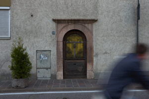 Click to enlarge: Door, Biker, Bolzano [f/11, 1/30 sec, 26mm-e, ISO 200, Sony A700]
