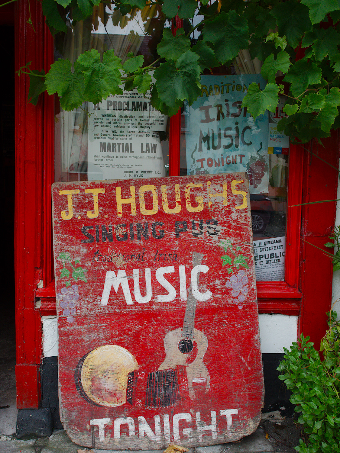 J.J. HOUGHS SINGING PUB
