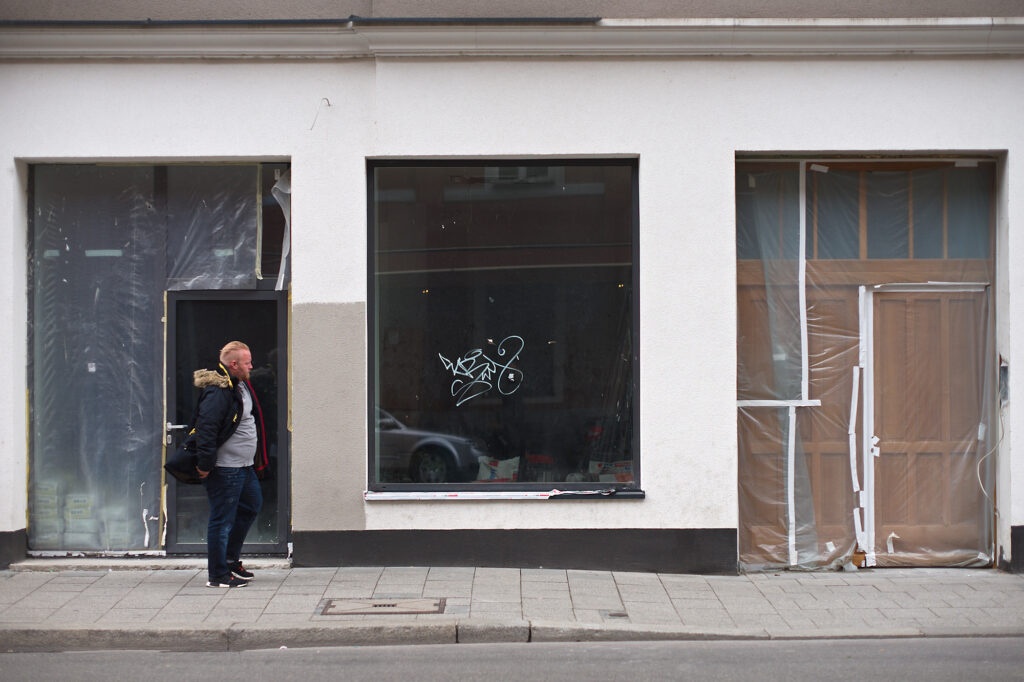 Tagged Window, Fraunhoferstraße 36, Munich, Graffitie, Minolta 1.2 58mm, Urban, , geotagged