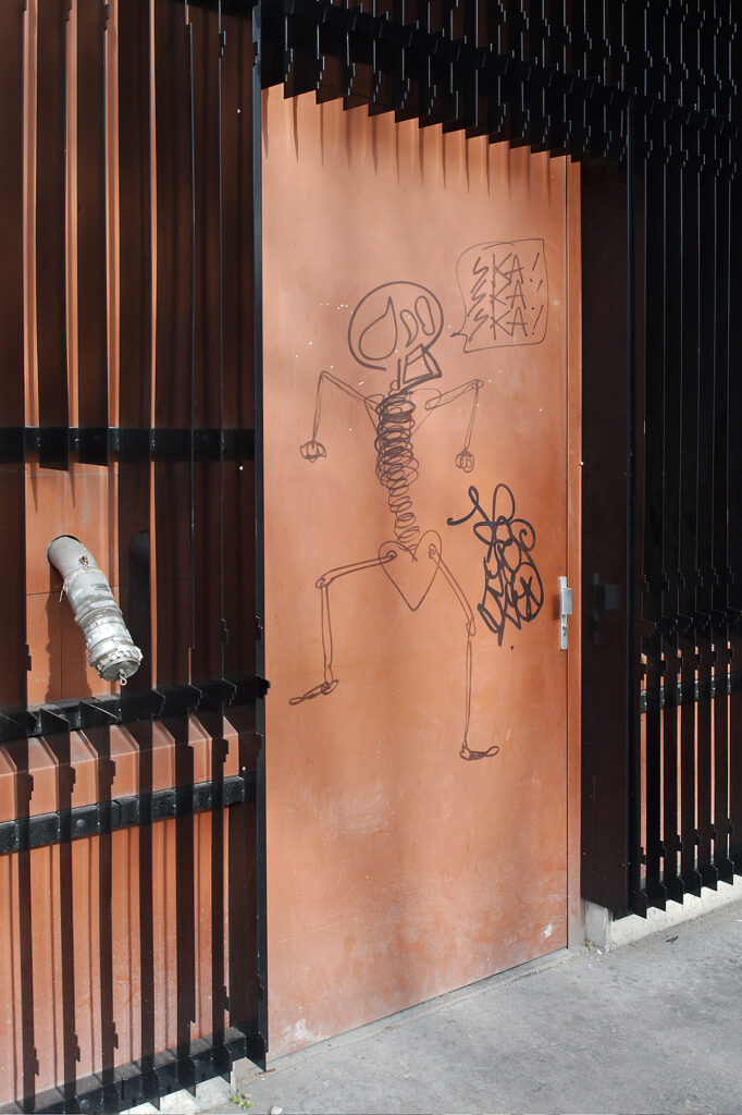 Whatever he wants to say, Rue de l'Hôtel de Ville, Paris, France, Urban, Graffiti