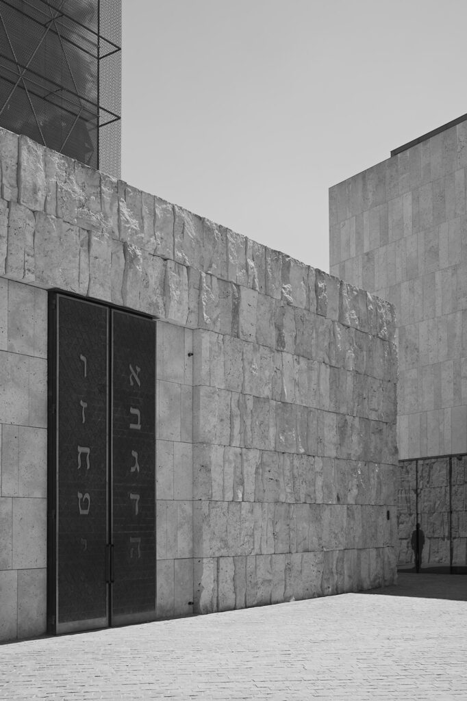 Watching, St. Jakobs-Platz, Munich, geotagged, Black & White, Pentax-M 2.8/40mm, Synagogue, Urban