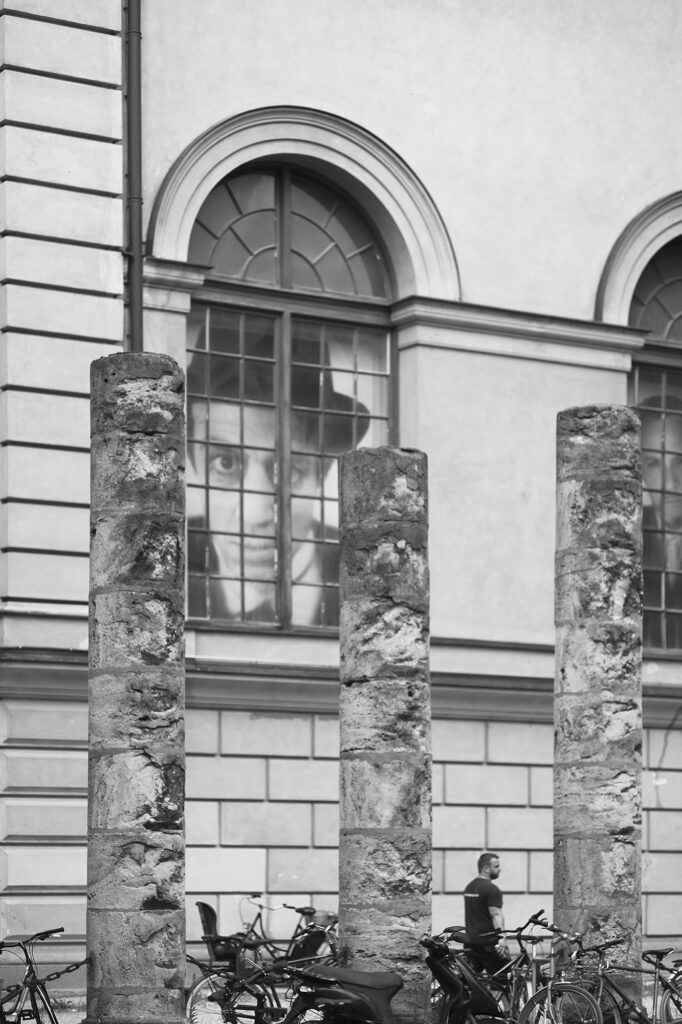 Ambulating Security, Marstallstraße 8, Munich, geotagged, Black & White, Urban