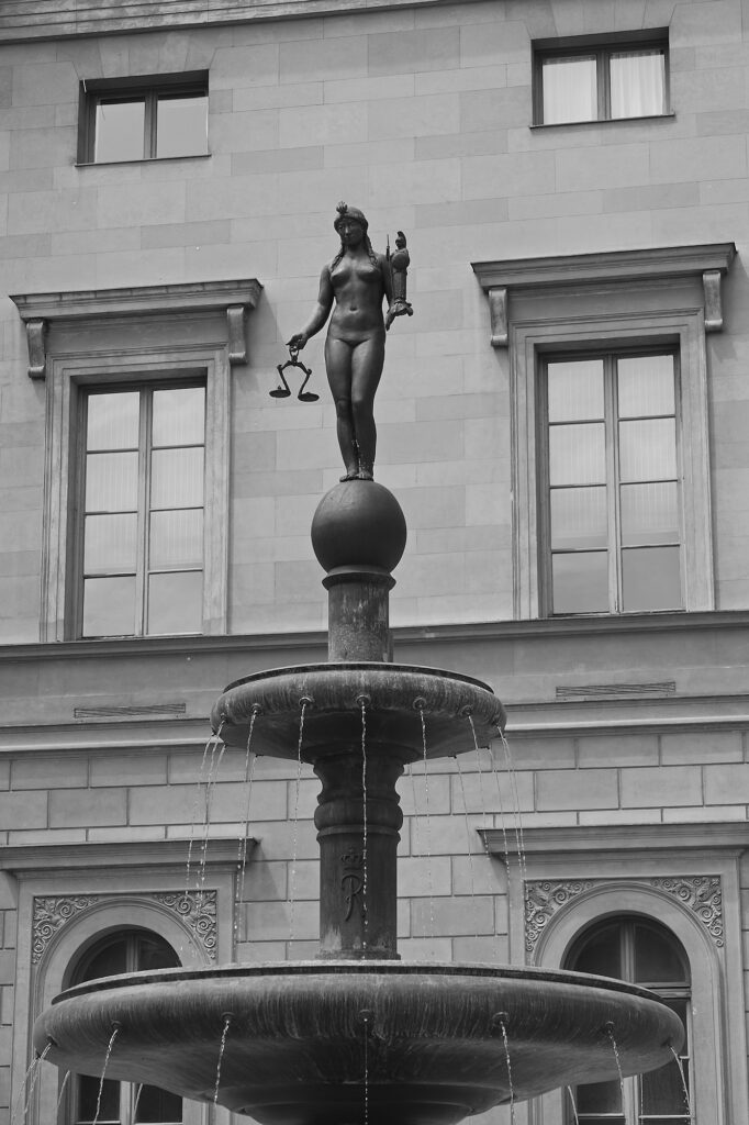 Iustitia, black, Bezirksteil Graggenau, Munich, geotagged, Black & White, Pentax-M 2.0 85mm, Urban