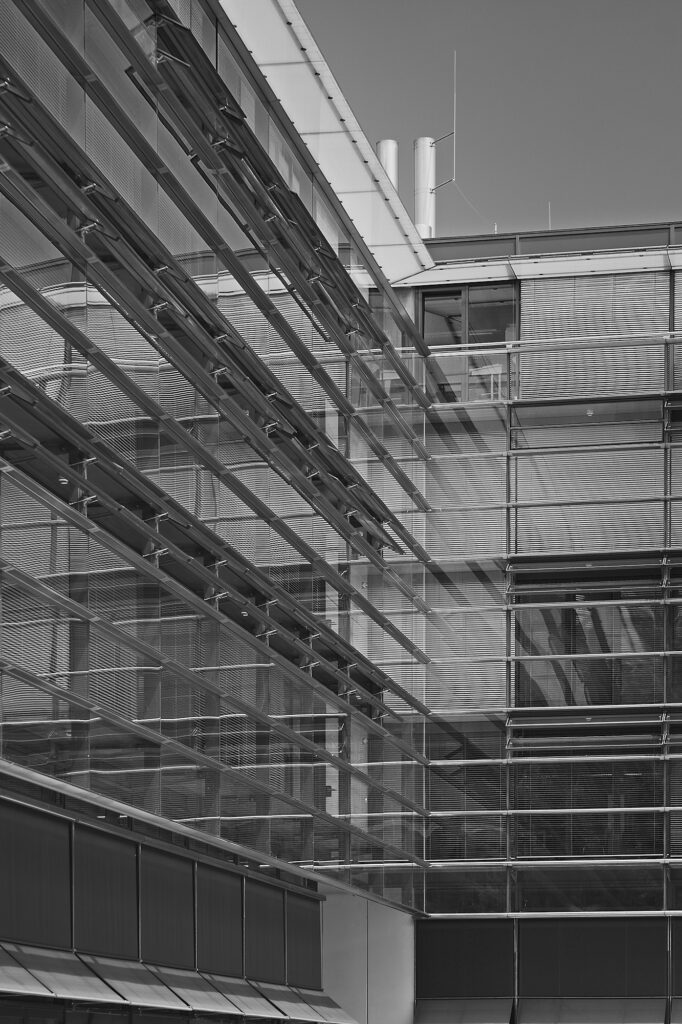 Lifecless Facade, Bezirksteil Graggenau, Munich, geotagged, Black & White, Pentax-M 2.0 85mm, Reflection, Urban