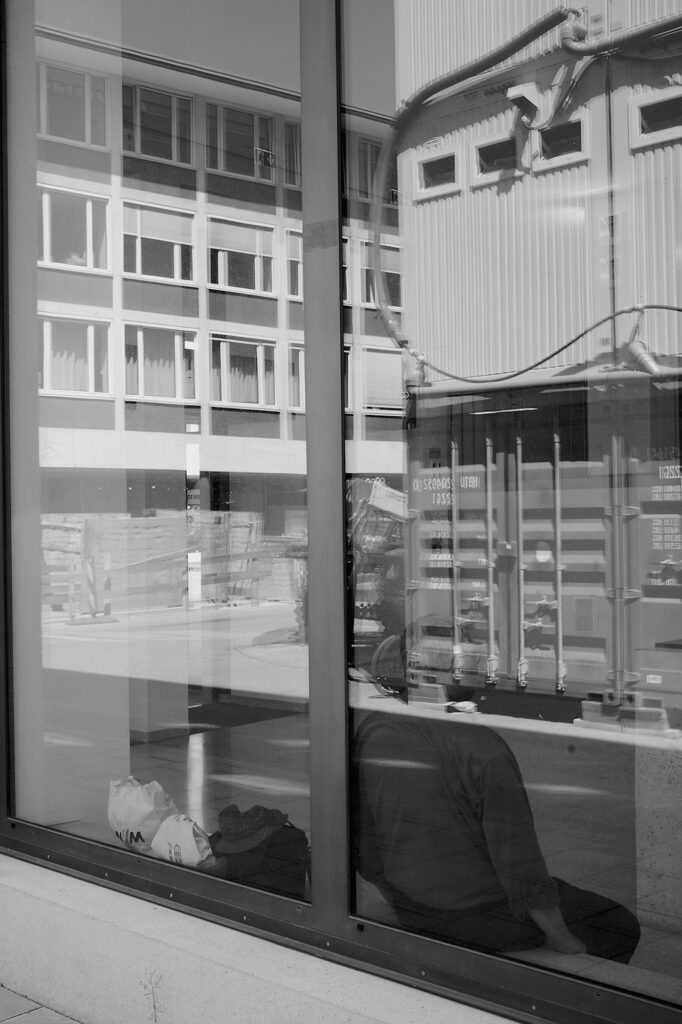 Nearly headless Nick, Kapellenstraße 4, Munich, geotagged, Black & White, Reflections, Urban