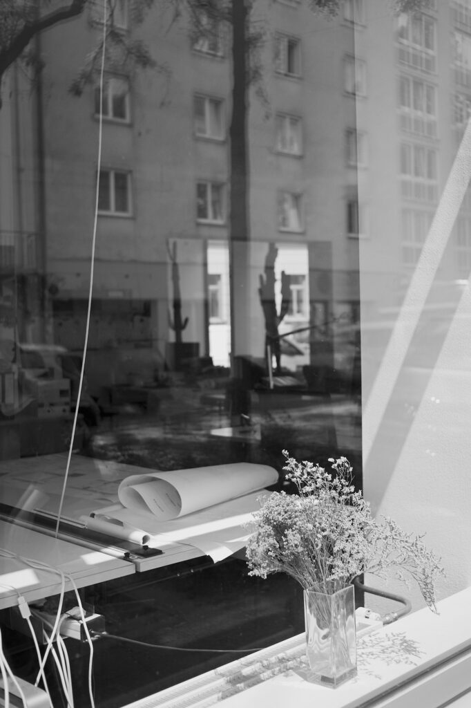 See Through, Klenzestr., Munich, Black & White, Pentax-M 2.8/40mm, Urban
