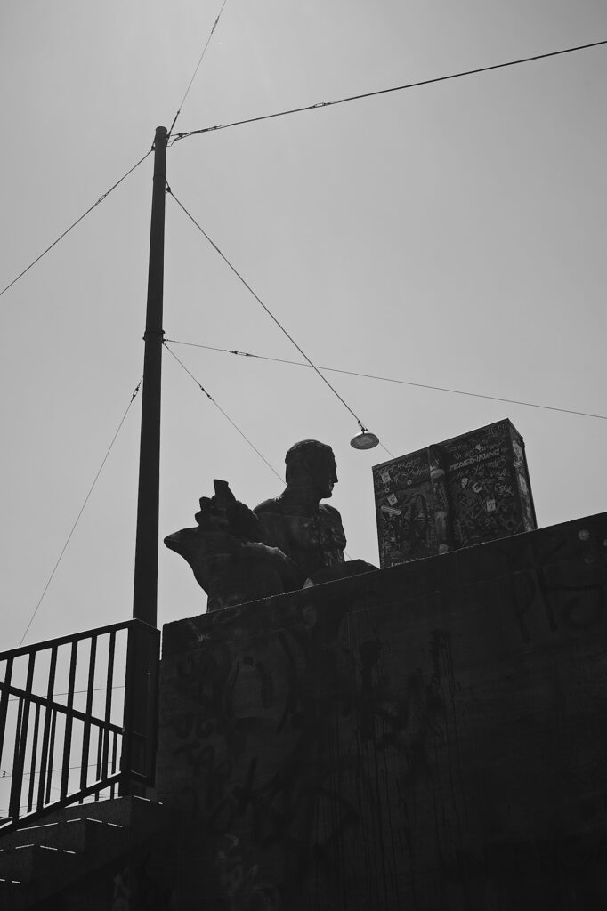 The Guardian, Reichenbachbrücke, Munich, geotagged, Black & White, Urban