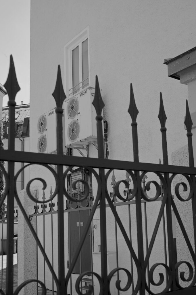 AC behind Gates, Rumfordstraße 7, Munich, geotagged, AC, Black & White, Pentax-M 2.8/40mm, Urban