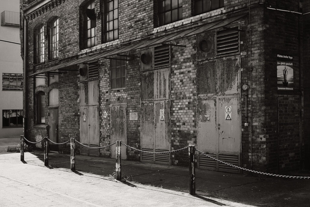 Yoga in the Dark, Wilhelminenhofstraße, Berlin, Köpenick, Treptow, geotagged, Backlight, Black & White, Common Places, Urban