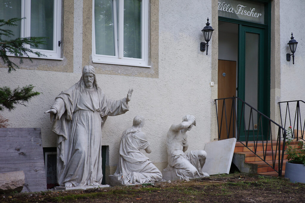 Jesus blessing the Dooryard, Baaderstr., Bad Reichenhall, Statue, Urban