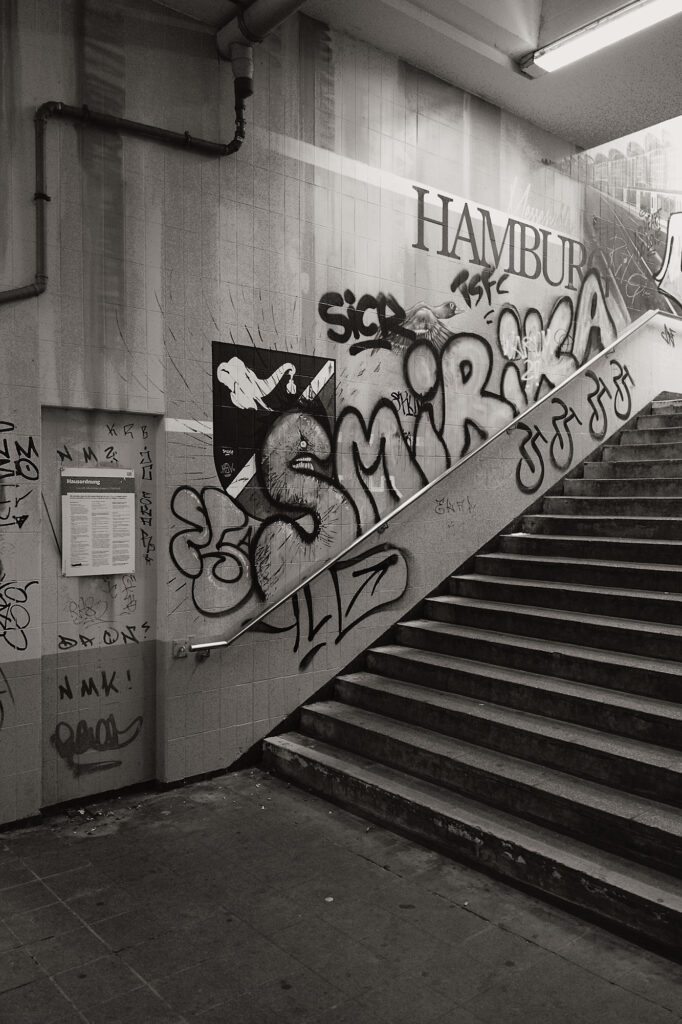 Adorned Staircase, Nieland, Hamburg, geotagged, Black & White, Common Places, Graffiti, Urban