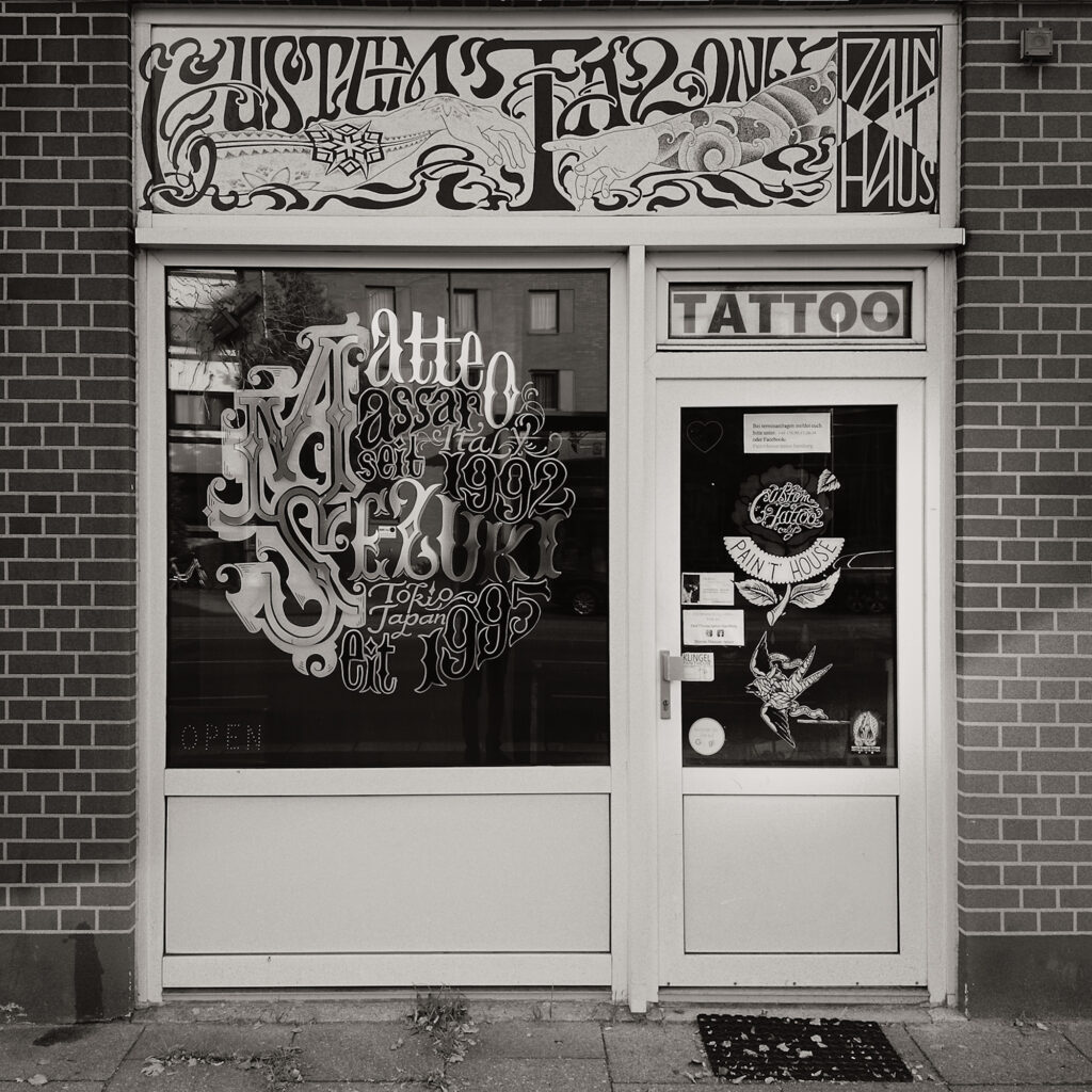 Custom Tattoo in the Square, Kieler Straße 173-177, Hamburg, geotagged, Black & White, Common Places, Urban