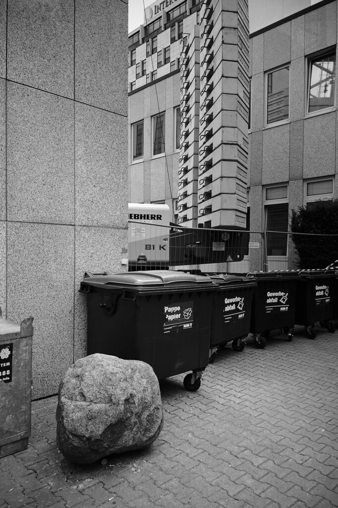 The Rolling Stone, Katharina-Heinroth-Ufer, Berlin, geotagged, Black & White, Common Places, Urban