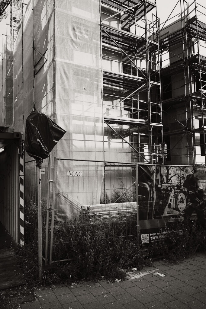 Unfinished Christo, Kieler Straße 189, Hamburg, geotagged, Black & White, Common Places, Urban