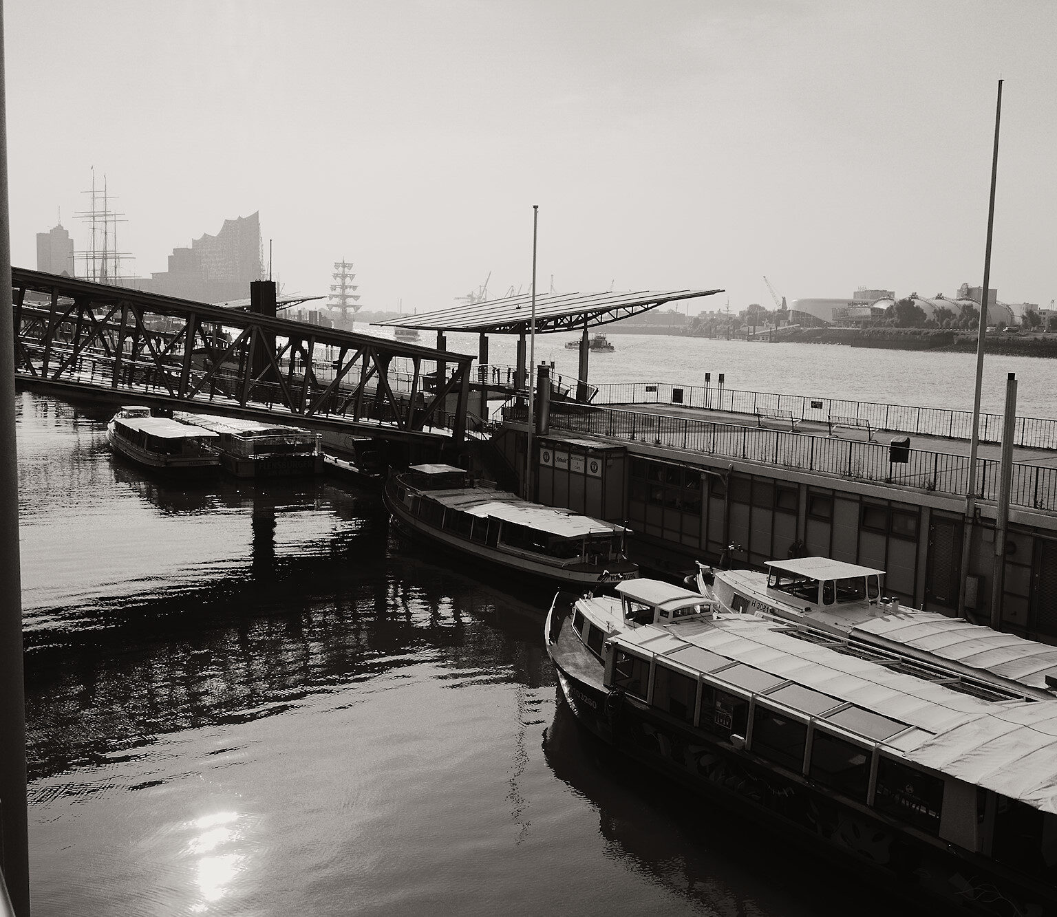 Backlight – Sun in the Harbour Water