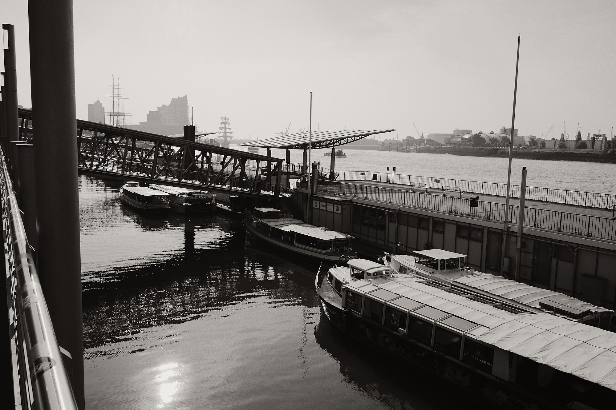 Backlight – Sun in the Harbour Water