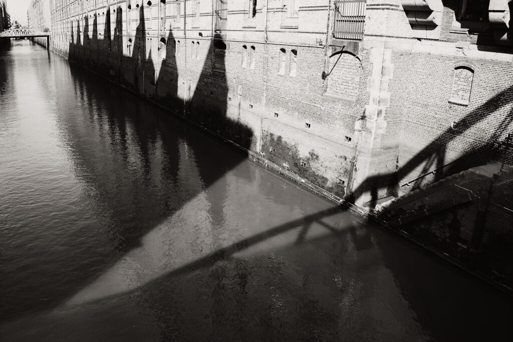 Cograil Shadow, Pickhuben 9, Hamburg, geotagged, Black & White, Common Places, Urban