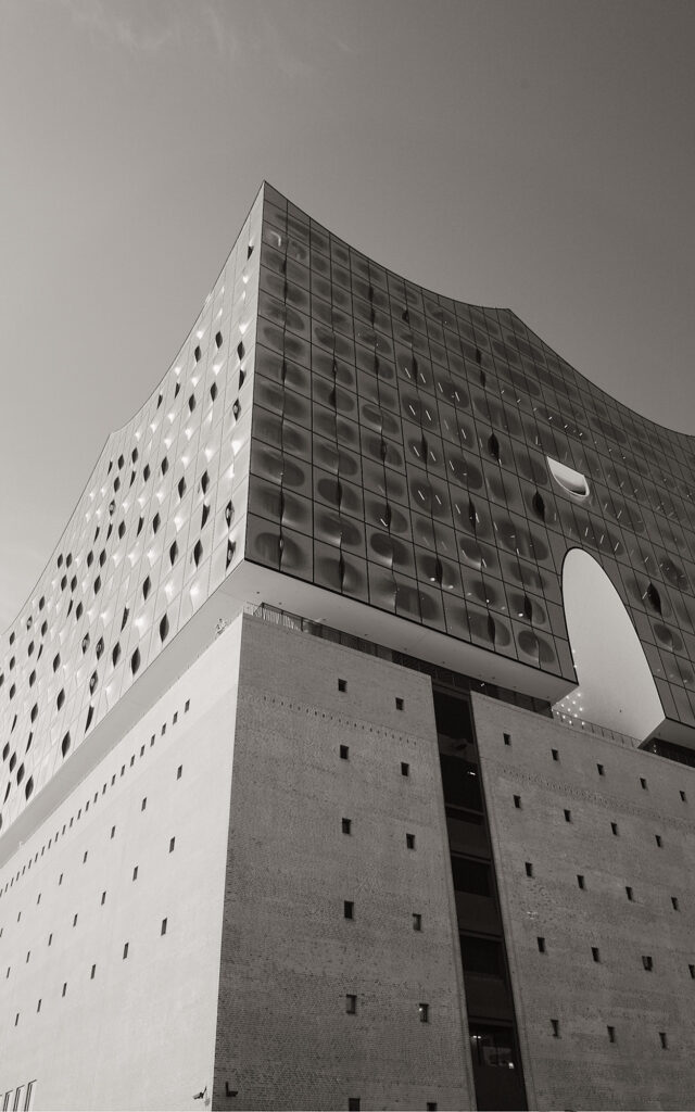 Looking up, Am Kaiserkai, Hamburg, geotagged, Black & White, Common Places, Elbphilharmonie, Elphi, Urban