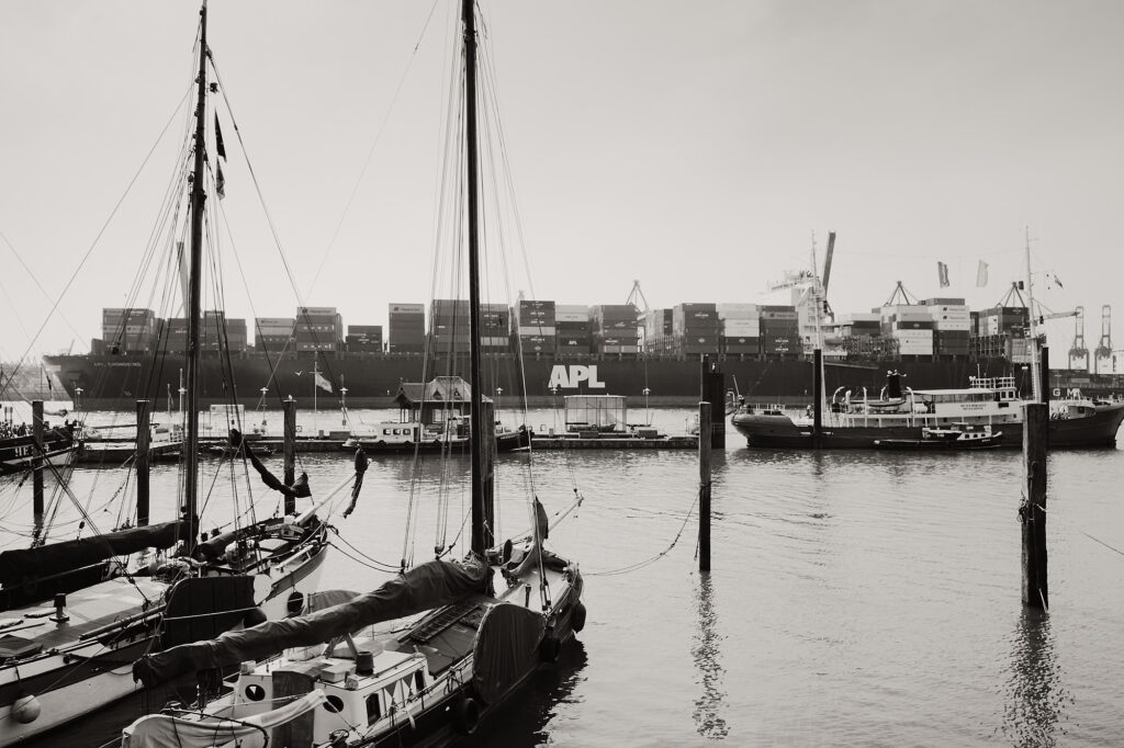 Old and New, Övelgönne 6, Hamburg, geotagged, Black & White, Common Places, Urban