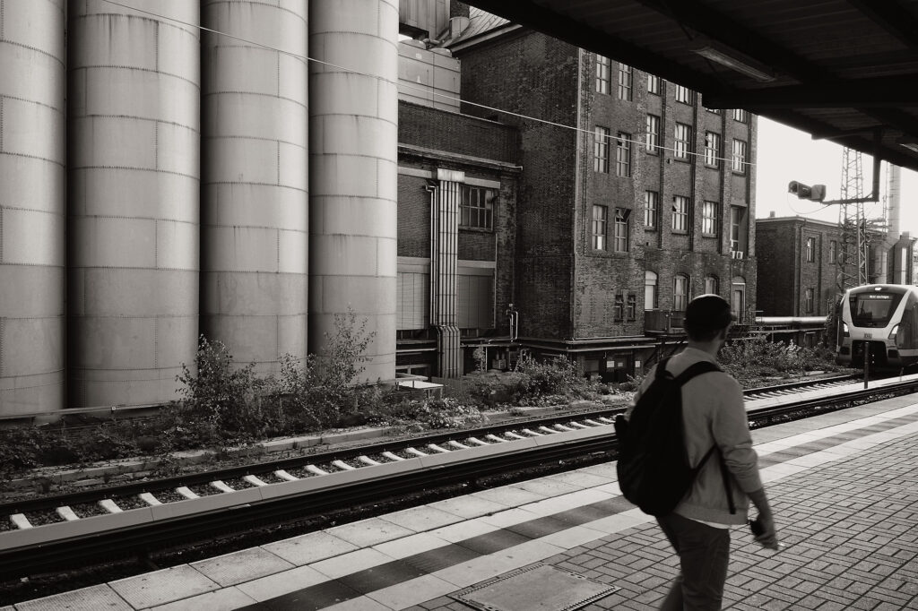 Waiting for my Train, Ottensener Straße, Hamburg, geotagged, Black & White, Common Places, Urban