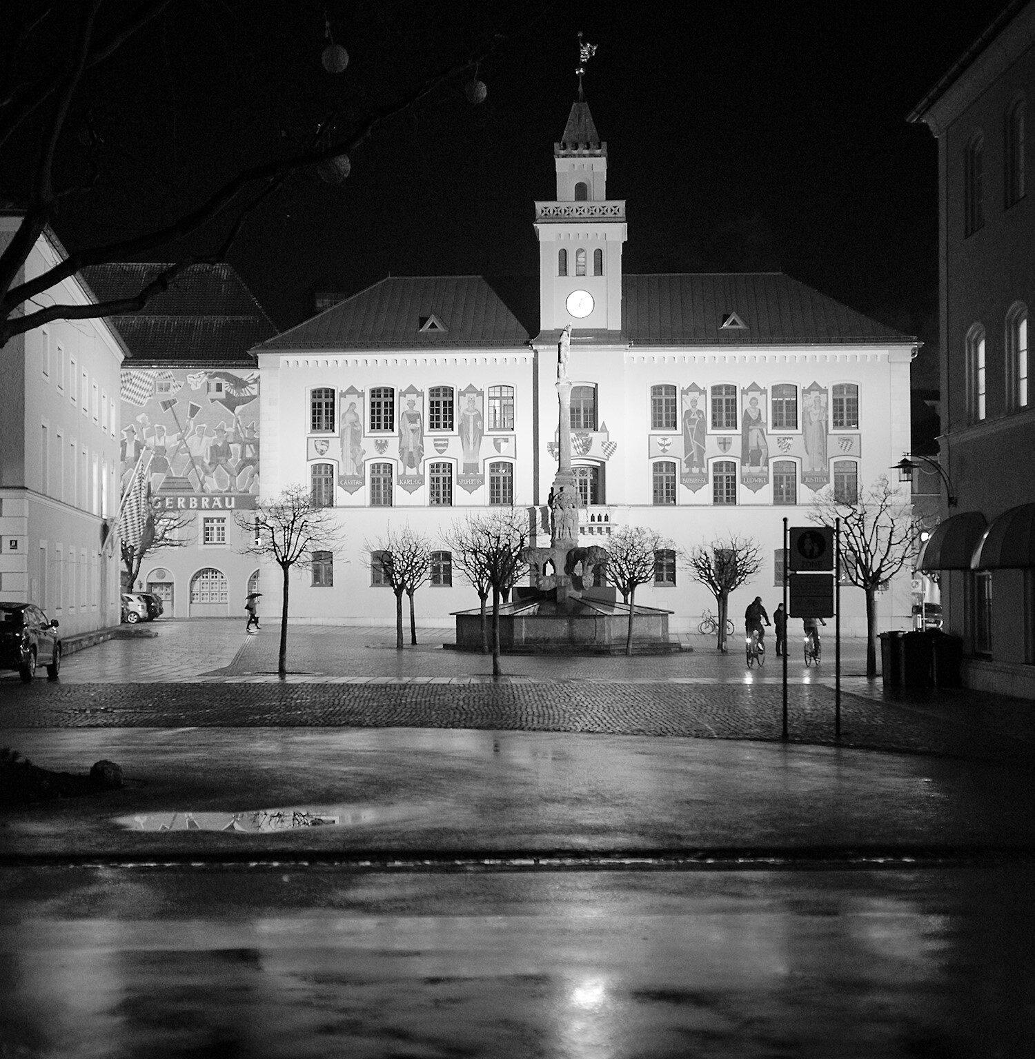 The market and the streets stand empty