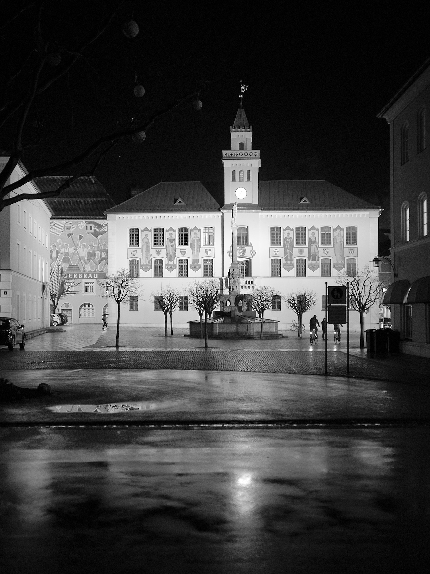 The market and the streets stand empty