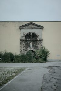 Lourdes Grotto, unexpected