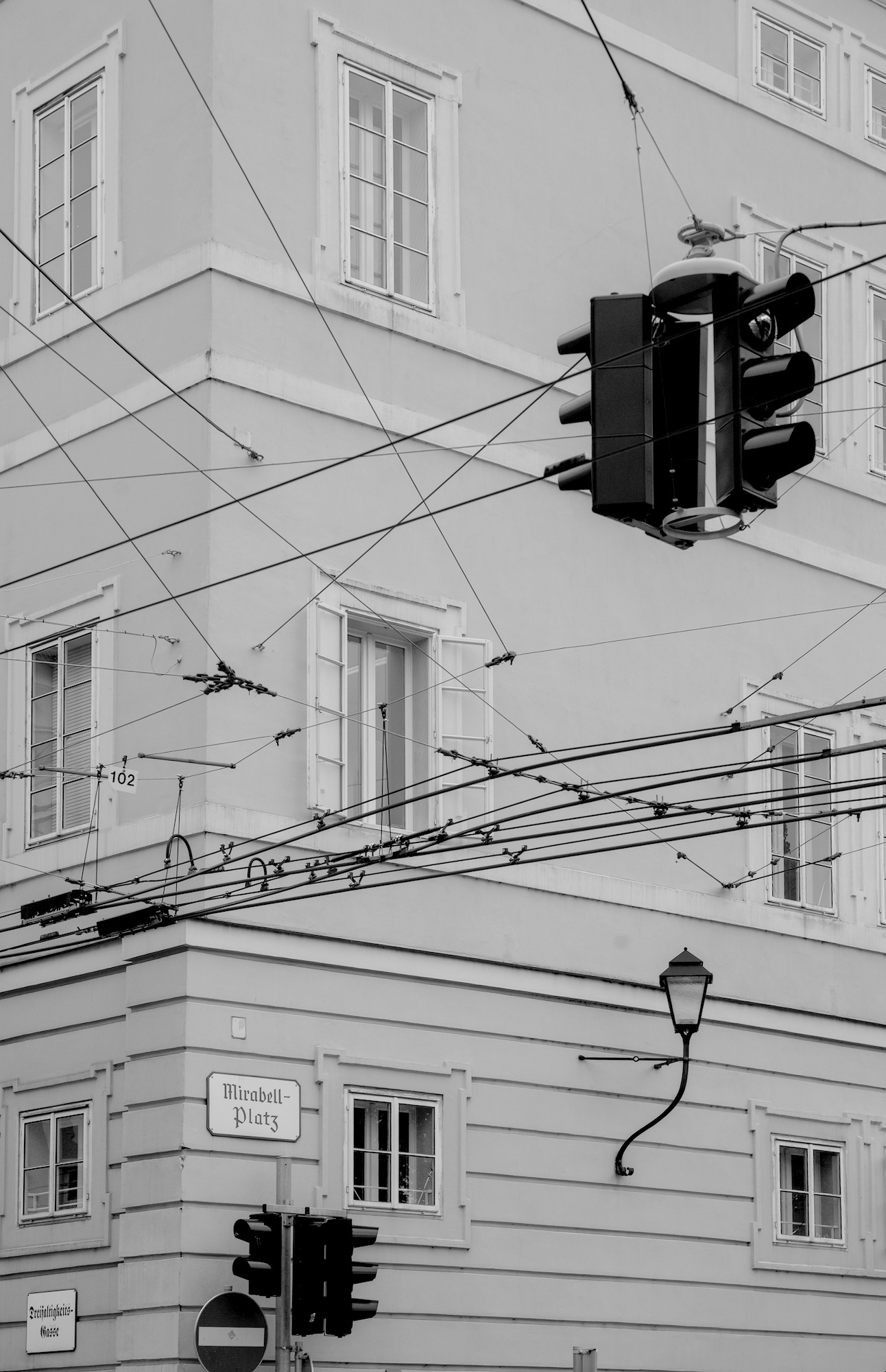 Traffic Light dominating Mirabellplatz