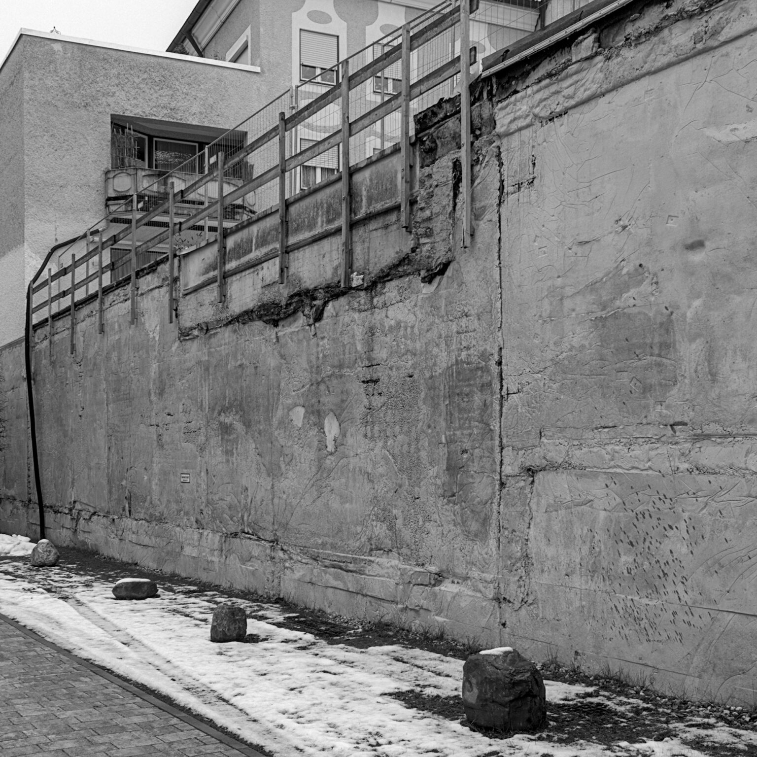 Wall for wailing