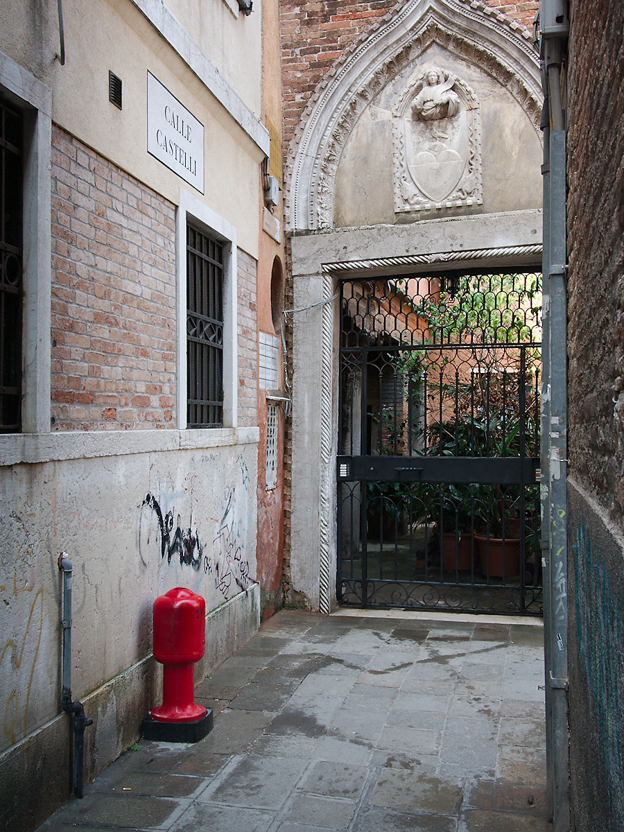 Calle Castelli, Arc And Fireplug