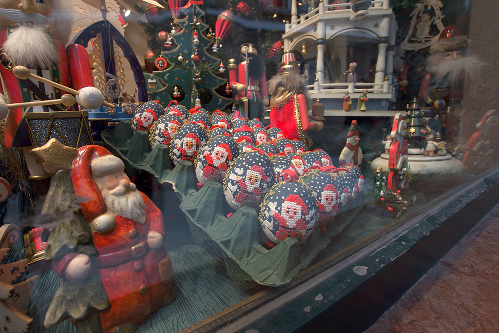 Christmassy Easter-Eggs