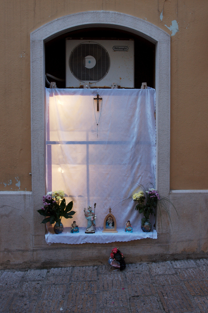 Sveti (Saint) A.C., Lutrija, Ljekarna