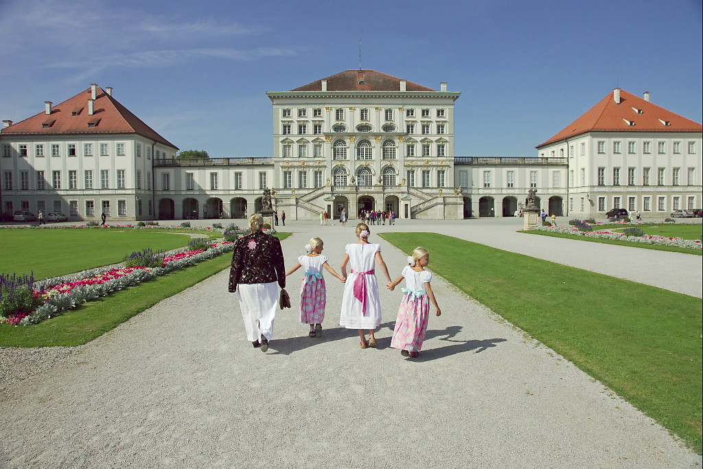 On the way to the palace