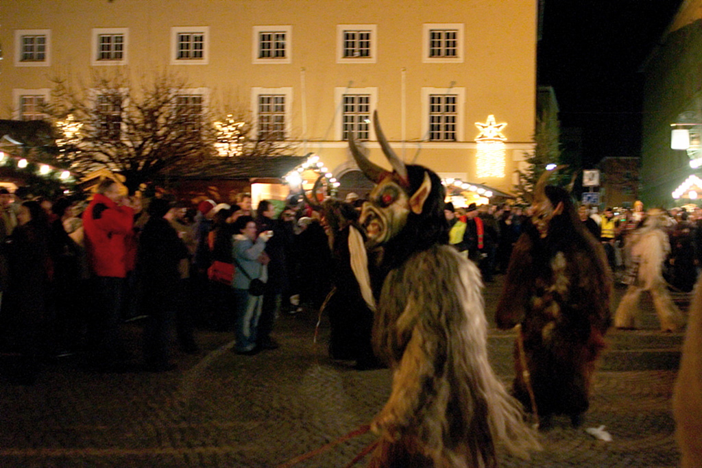 Click to enlarge: Krampus running(2)